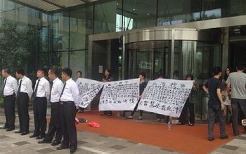 大智慧恶梦持续：再被白银客户堵门