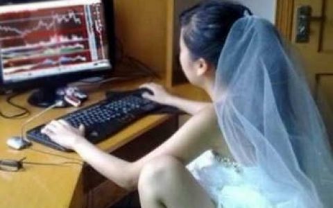 牛市催生股票寡妇：男人沉迷股市忽略爱人