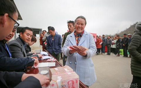 恒大毕节扶贫一角：贫困户喜领养牛分红“年终奖”