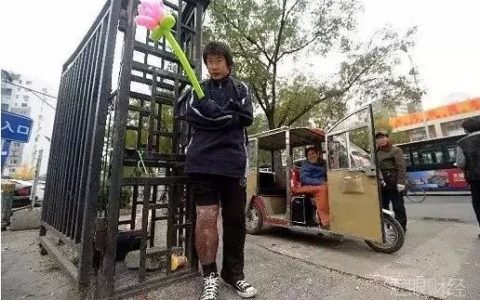 北大肄业生炒外汇期货亏数百万，流落街头卖气球维生