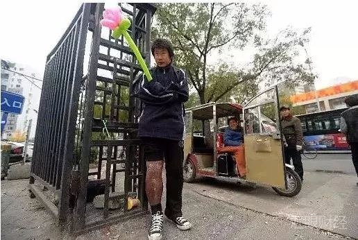 北大肄业生炒外汇期货亏数百万，流落街头卖气球维生