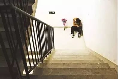 北大肄业生炒外汇期货亏数百万，流落街头卖气球维生