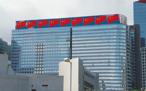 传递爱国爱港正能量！恒大香港总部大楼五星红旗飘扬