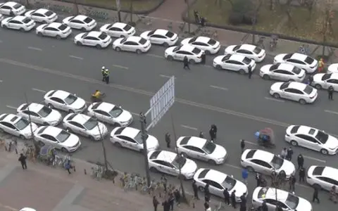 租金高、单量少 数百名T3出行司机要求退车