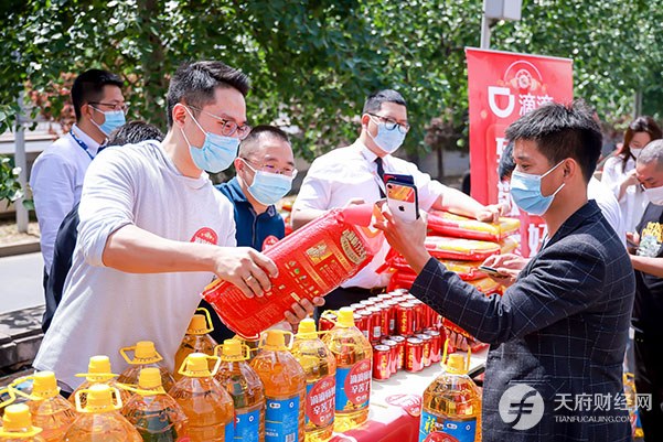 五一致敬司机师傅：滴滴发2亿元奖励，17城送大米粮油