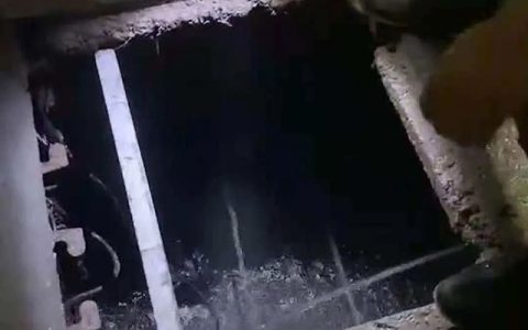 网爆青岛中海地产一小区地基下陷，车库变水库