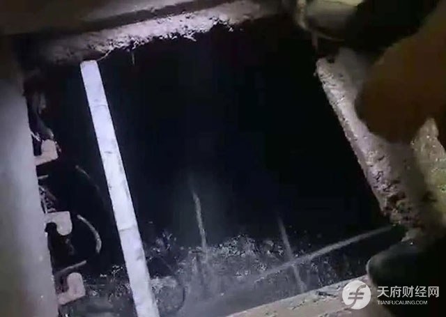 网爆青岛中海地产一小区地基下陷，车库变水库