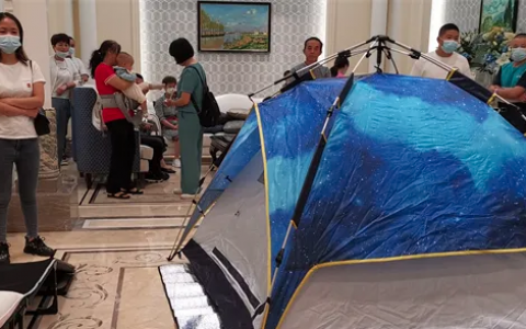 贵州宏德置业交房爽约业主“住”进售楼部，曾宣称3年实现年销百亿