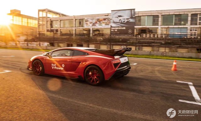 戴上头盔，你就是赛车手