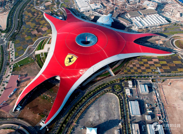 戴上头盔，你就是赛车手