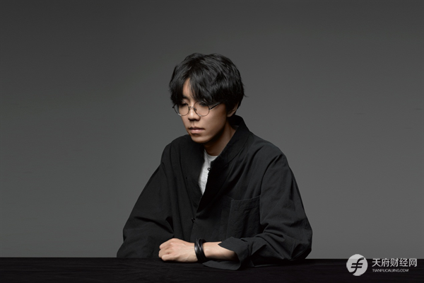 民谣诗人助力校园歌手大赛 十二月来成都聆听陈鸿宇的青春乐章