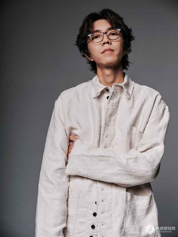 民谣诗人助力校园歌手大赛 十二月来成都聆听陈鸿宇的青春乐章