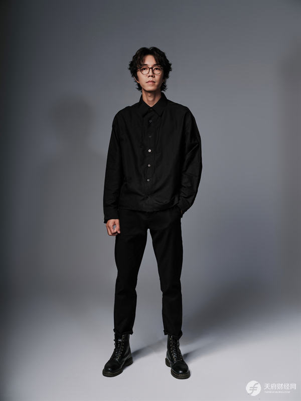 民谣诗人助力校园歌手大赛 十二月来成都聆听陈鸿宇的青春乐章