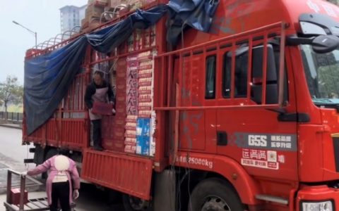 大专毕业后，他选择了干货运，“不努力连媳妇都娶不到”