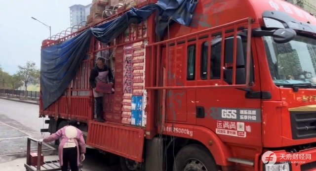 大专毕业后，他选择了干货运，“不努力连媳妇都娶不到”