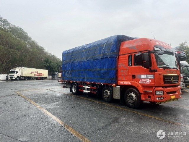 大专毕业后，他选择了干货运，“不努力连媳妇都娶不到”