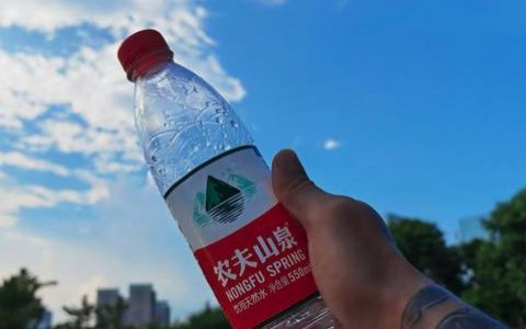 农夫山泉销量、股价双跌，一场“躺枪”引发的闹剧