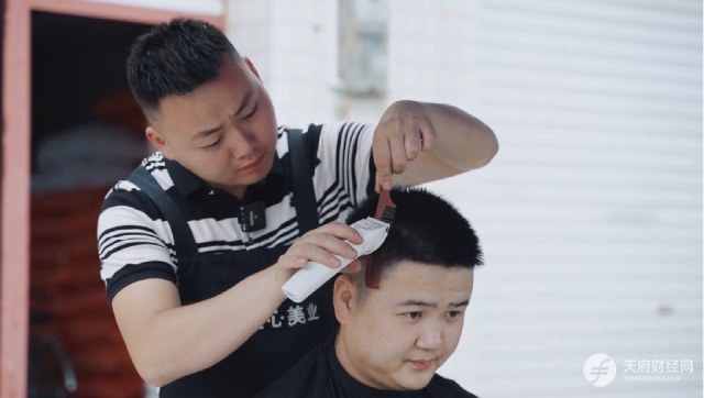 运满满司机胥鹏飞：“我想打造一个移动的货车理发厅”