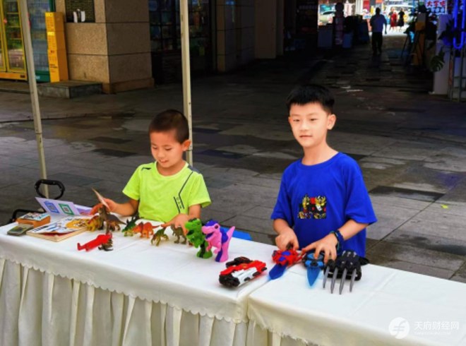 “向阳花开” 童创集市欢乐启幕，助力流动儿童融入社区