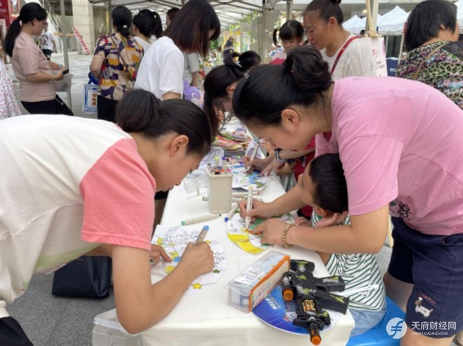 “向阳花开” 童创集市欢乐启幕，助力流动儿童融入社区