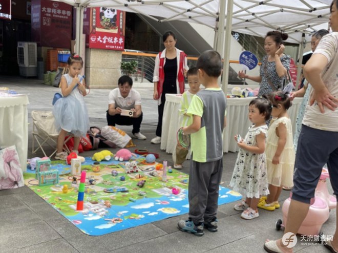 “向阳花开” 童创集市欢乐启幕，助力流动儿童融入社区