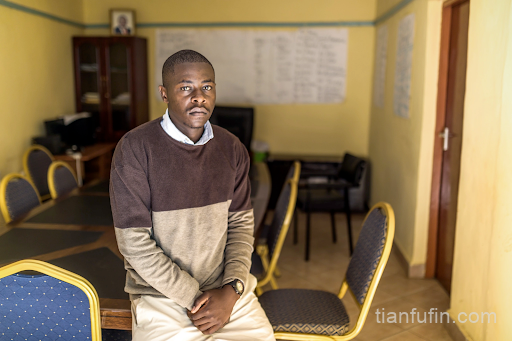 Bryan Mtembei 第一次见到 Worldcoin 代表是在肯尼亚纳库鲁的大学校园里。