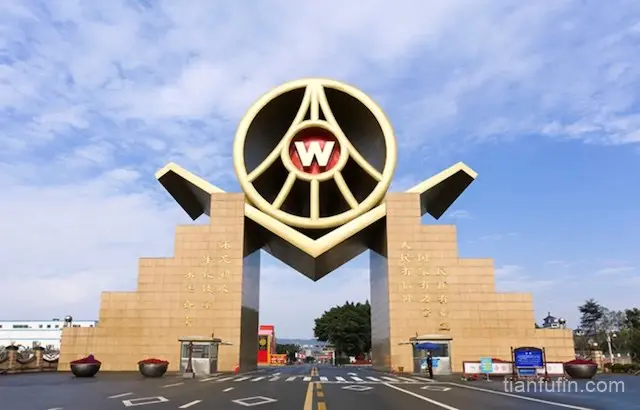 五粮液“魔幻财报”大起底：财务“洗澡”玩出花，两任董事长落马，“酒王”底裤都快没了