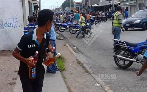 委内瑞拉苏克雷州库马那市居民哄抢当地超市，其中包括数家华人商铺